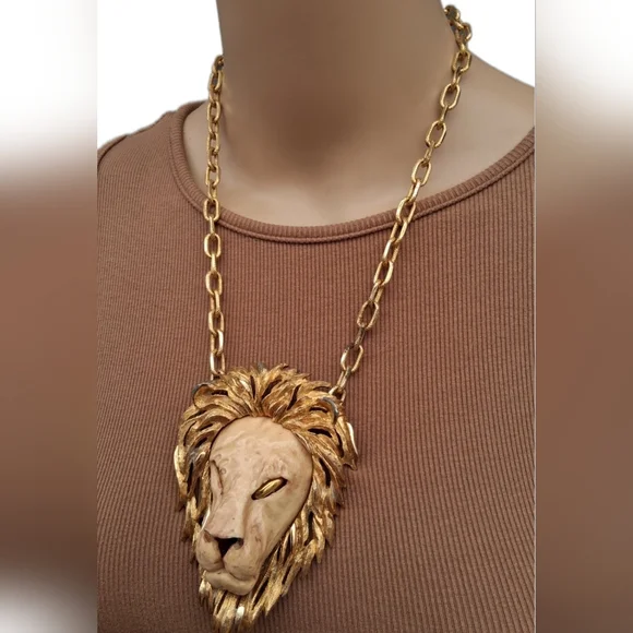Vintage 1970s Oversized Lion Head Statement Necklace Gold Tone - Picture 2 of 11